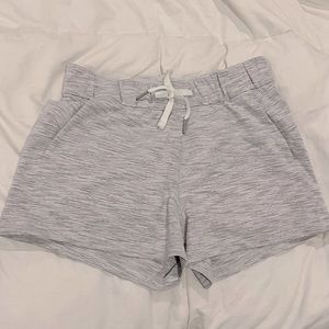 Lululemon Stroll at Sundown Short 3” in Size 4